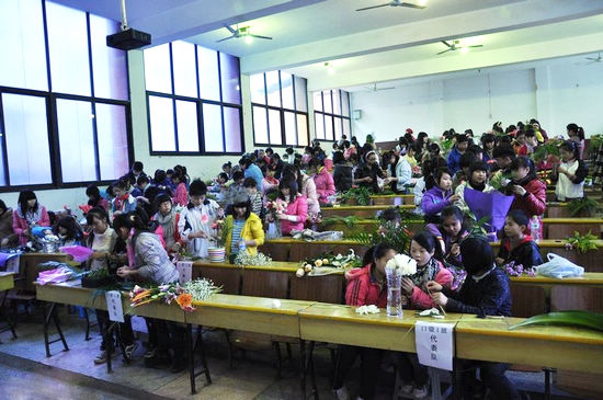 宜宾育才中学学生“现场插花”惊艳艺术节(图1)