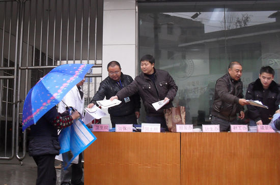 石宝国土资源所送政策下乡