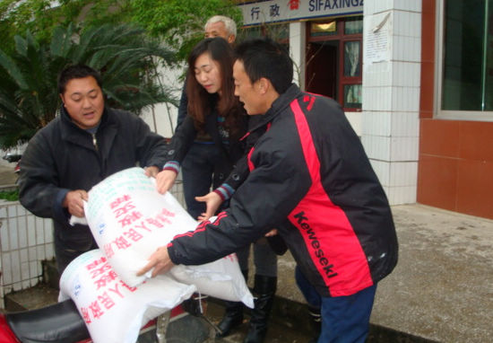 黄坭乡:7万斤粮食救助困难群众(图1) 黄坭乡:7万斤粮食救助困难群众(图1)