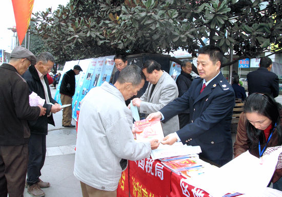 龙马潭区国税局开展"12·4"全国法制宣传日活动(图2)