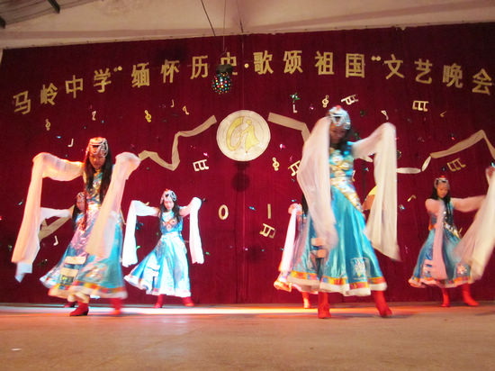 马岭中学:曼妙舞姿点亮青春 诚挚情怀祝福祖国(图1) 马岭中学:曼妙舞姿点亮青春 诚挚情怀祝福祖国(图1)