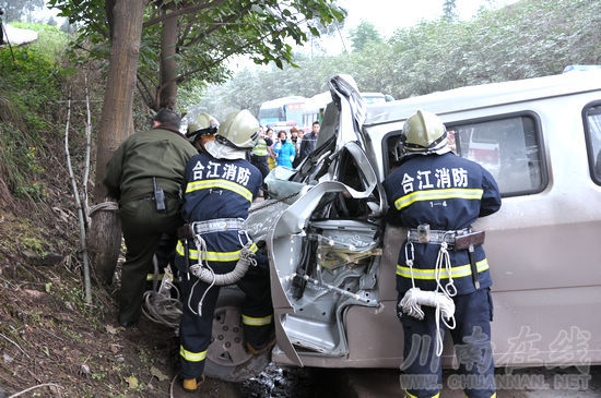货车与面包车相撞2人受伤&nbsp;泸州合江消防紧急救援(图3)