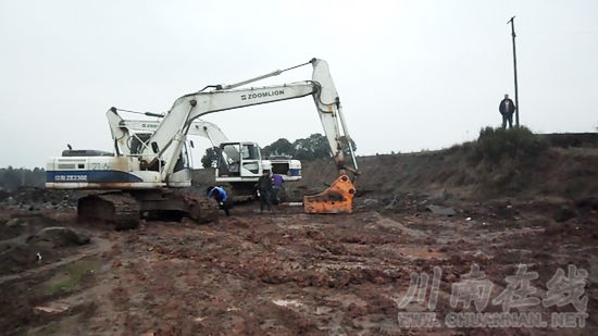 成自泸赤高速公路泸赤项目段工人双休日加班赶工期(图1)