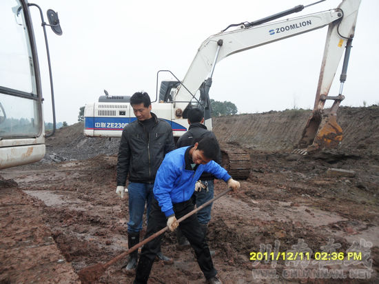 成自泸赤高速公路泸赤项目段工人双休日加班赶工期(图3)