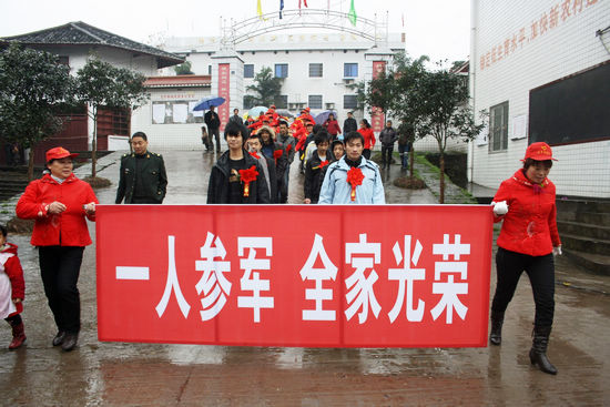 龙车镇：鼓劲加油，为入伍新兵壮志向(图1)