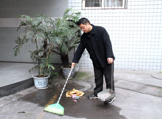 龙马潭区国税局开展“纠正陋习进社区”活动(图2) 龙马潭区国税局开展“纠正陋习进社区”活动(图2)