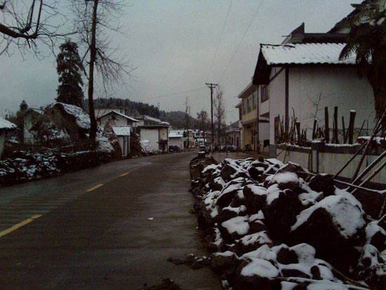 叙永摩尼镇：迎来今冬第一场雪(图1)