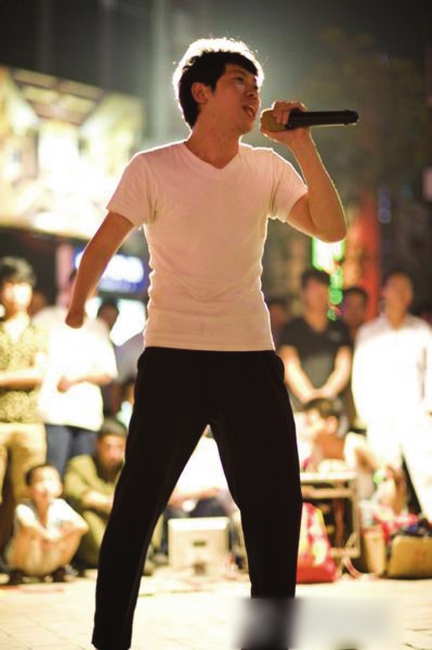 长宁残疾流浪歌手：用一只手打动央视