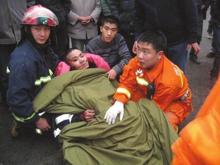 泸县得胜：10吨沙土埋了面包车(图1)