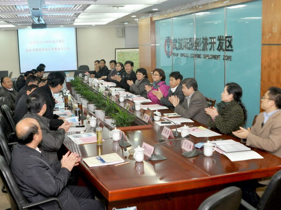 龙马潭区委书记郑蓉率团赴长江中下游港口城市考察(图1)