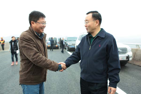 省交通运输厅厅长高烽视察纳黔高速公路通车段(图3)