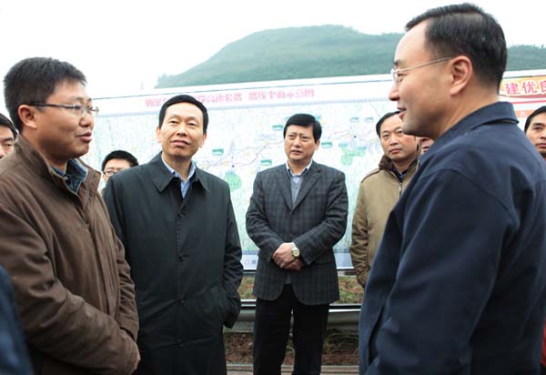 省交通运输厅厅长高烽视察纳黔高速公路通车段(图2)