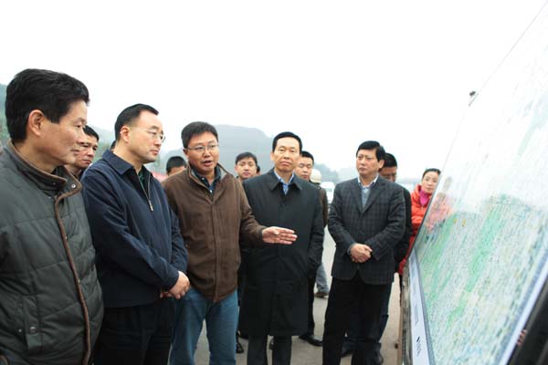 省交通运输厅厅长高烽视察纳黔高速公路通车段(图1)