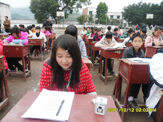 九支中学举办首届“新语”杯师生现场书法大赛(图1) 九支中学举办首届“新语”杯师生现场书法大赛(图1)