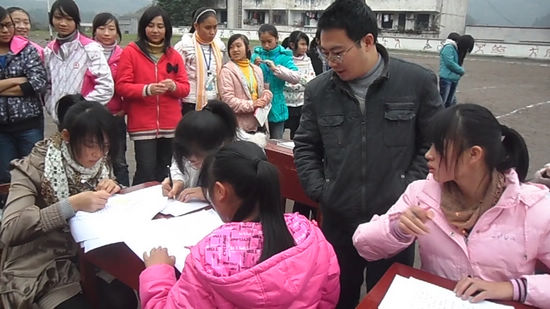 九支中学举办首届“新语”杯师生现场书法大赛(图3) 九支中学举办首届“新语”杯师生现场书法大赛(图3)