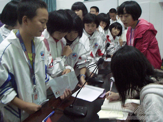 品读向翔文集：走进一朵向日葵的世界(图2)