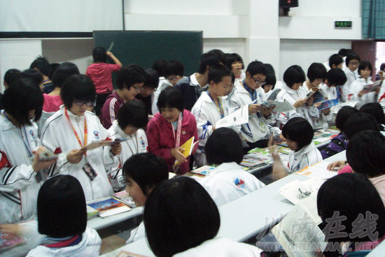 品读向翔文集：走进一朵向日葵的世界(图1)