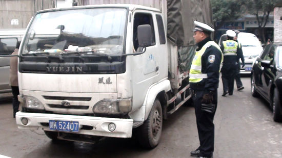 叙永交警加强整治 减少和预防冬季交通事故发生(图2) 叙永交警加强整治 减少和预防冬季交通事故发生(图2)