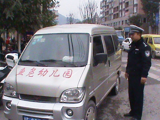 叙永交警加强整治 减少和预防冬季交通事故发生(图3) 叙永交警加强整治 减少和预防冬季交通事故发生(图3)