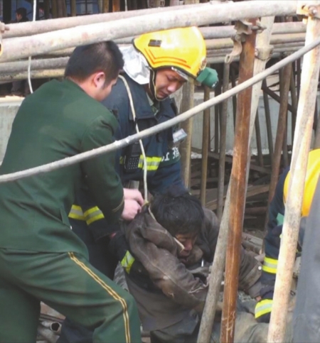 成都一在建天桥垮塌&nbsp;5工友被埋1死4伤(图3)