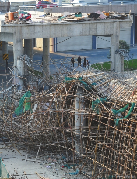 成都一在建天桥垮塌&nbsp;5工友被埋1死4伤(图1)