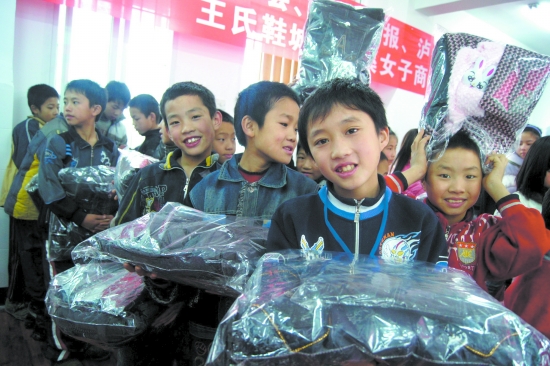直击泸州暖冬行动&nbsp;30车衣物送到孩子手中(图2)