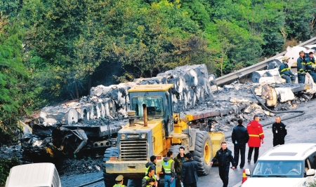 成南高速昨日4车相撞 3人死亡3人受伤(图2) 成南高速昨日4车相撞 3人死亡3人受伤(图2)