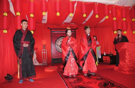 骑骏马坐滑竿&nbsp;传统汉式婚礼首现荣县(图2)