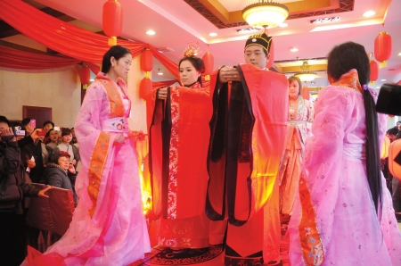 骑骏马坐滑竿&nbsp;传统汉式婚礼首现荣县(图1)