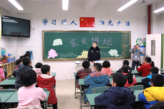 送法进校园&nbsp;安全填充娃娃心(图1)