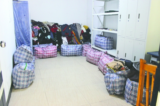 大妈拎包逛商场&nbsp;“牵”走千余新衣裳