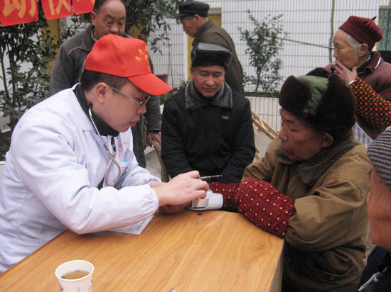 胡市镇：节前敬老倡风尚(图2)