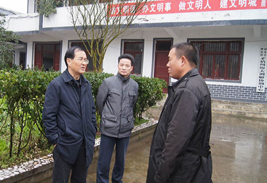 叙永县委书记王波一行深入摩尼调研