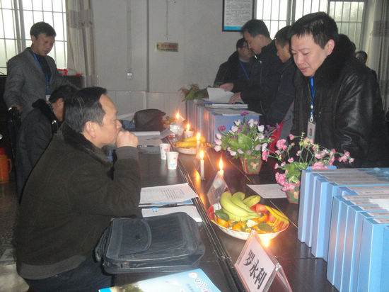 白节小学迎接纳溪区教育局年终目标管理考核检查(图1)