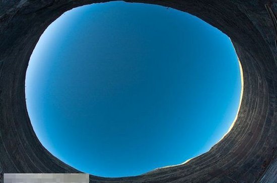揭秘全球最大的钻石坑(图3) 揭秘全球最大的钻石坑(图3)