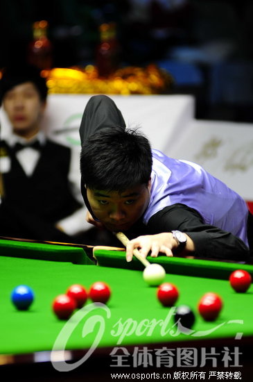 丁俊晖4-0完胜李岩晋级8强(图1) 丁俊晖4-0完胜李岩晋级8强(图1)