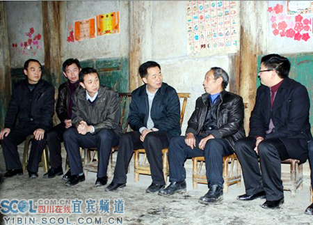 寒冬虽来袭&nbsp;关爱慰问在行动&nbsp;群众心里暖烘烘(图1)