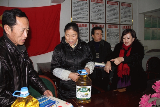 龙马潭国税局党委 开展结对帮扶慰问活动(图4) 龙马潭国税局党委 开展结对帮扶慰问活动(图4)