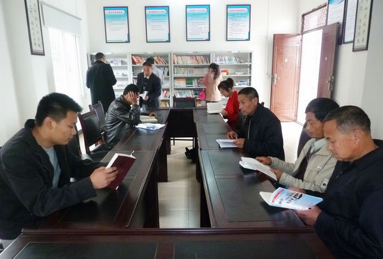 华阳街道：农民农闲时节掀起读书热潮(图1)