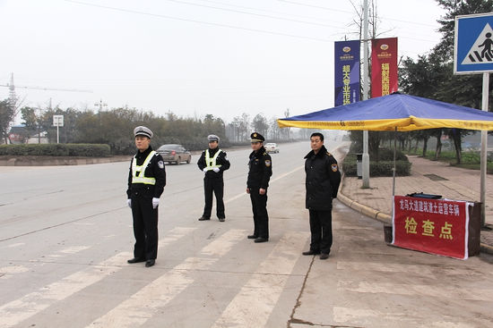泸州交警与多部门联合&nbsp;专项治理建筑弃土运营车辆(图1)