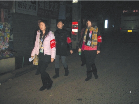 《百米木匠街成"景阳冈"》后续:巡逻队员深夜执勤(图1)