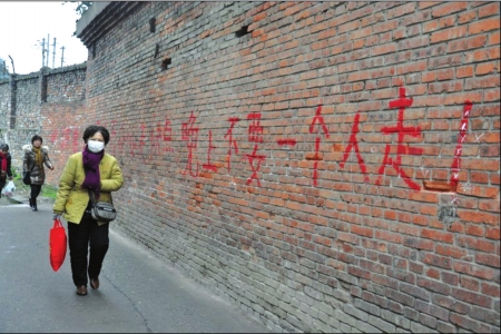 《百米木匠街成"景阳冈"》后续:巡逻队员深夜执勤(图2)