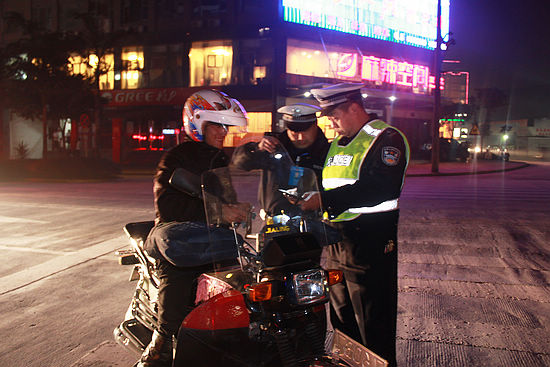 重拳出击&nbsp;叙永交警开展年终“酒驾”整治大行动(图1)