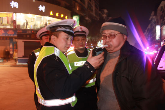 重拳出击&nbsp;叙永交警开展年终“酒驾”整治大行动(图2)