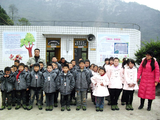 寒冬到&nbsp;叙永后山镇小学特困学生收到御寒衣物(图3)