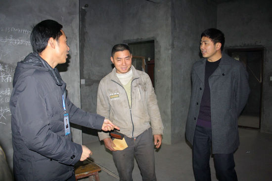 纳溪区委副书记肖刚看望慰问龙车镇老党员(图3)