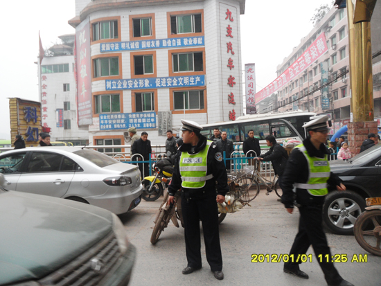 川黔交警联手&nbsp;保赤水大桥元旦畅通(图2)