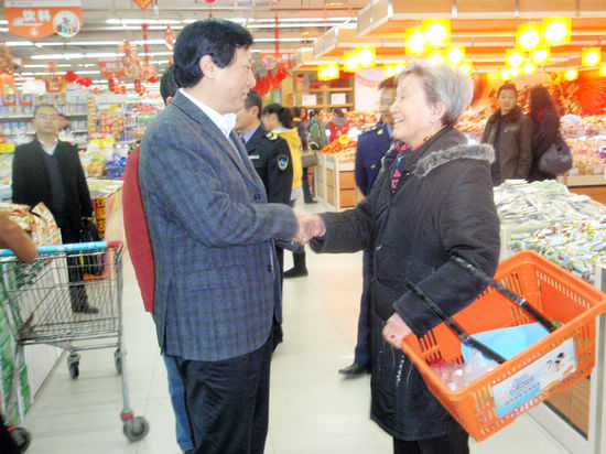 曹建国视察江阳区节日食品市场安全(图1)