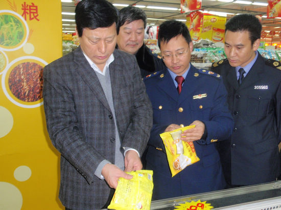 曹建国视察江阳区节日食品市场安全(图3)