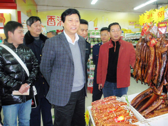曹建国视察江阳区节日食品市场安全(图2)